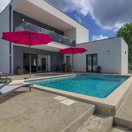 Mit Privatpool Fuer 8 Personen Ca 175 Qm In Sisan, Istrien Suedkueste Von Istrien *