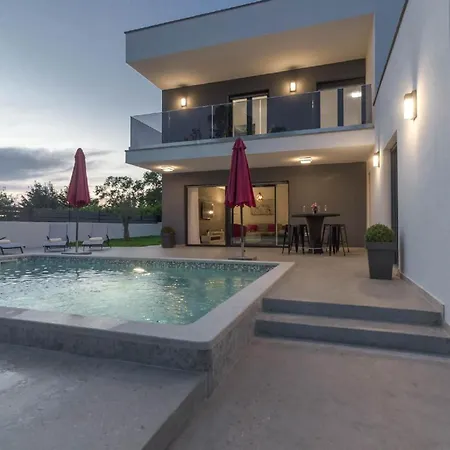 Mit Privatpool Fuer 8 Personen Ca 175 Qm In Sisan, Istrien Suedkueste Von Istrien בית נופש