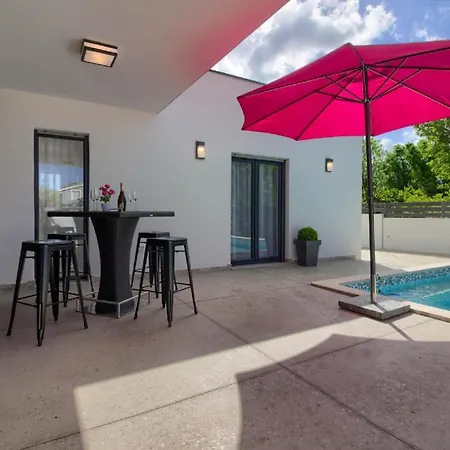 Mit Privatpool Fuer 8 Personen Ca 175 Qm In Sisan, Istrien Suedkueste Von Istrien Holiday home