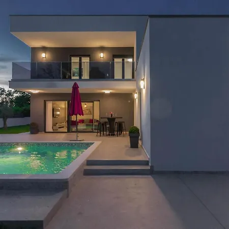 Mit Privatpool Fuer 8 Personen Ca 175 Qm In Sisan, Istrien Suedkueste Von Istrien * Sisan
